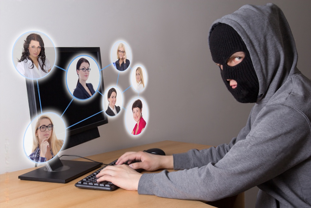 ¿Por qué aumentan los casos de fraude de identidad y qué riesgos advierten los expertos al compartir información personal en línea? 