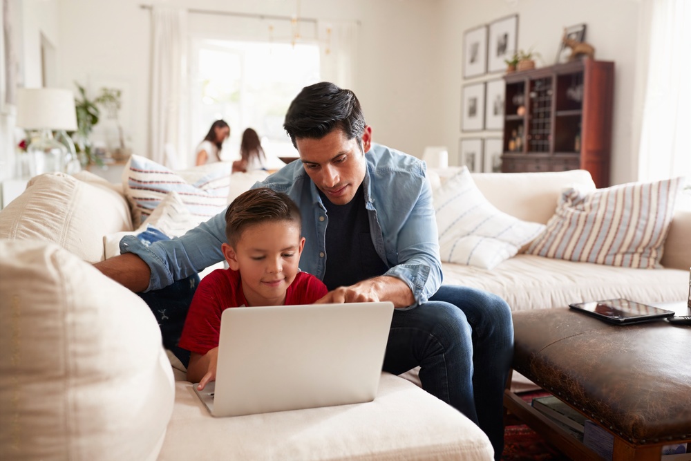 ¿Cuál es la importancia de monitorear la actividad en redes sociales de niños y adolescentes según padres y expertos en ciberseguridad? 